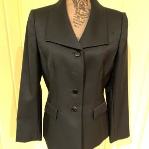 🆕 Absolutely gorgeous & Elegant Tahari Jacket